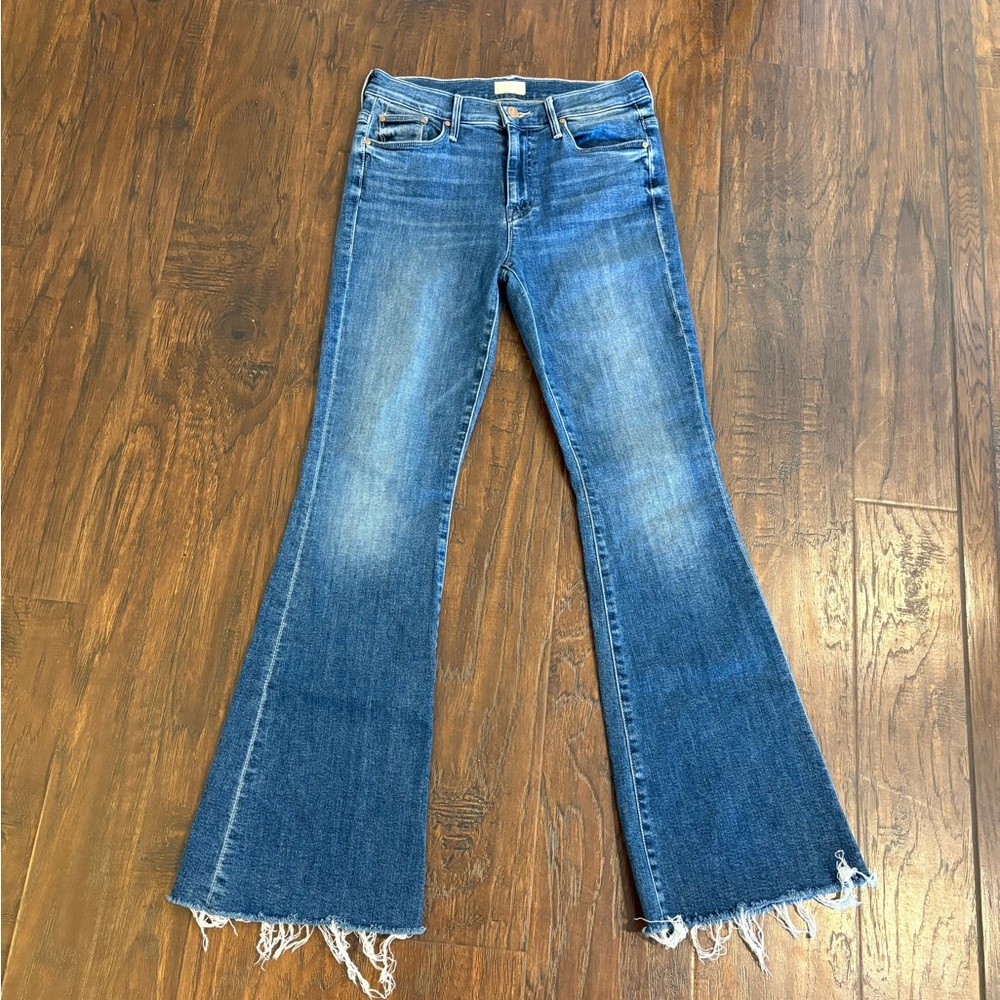 MOTHER The Weekender Fray Flare Jeans in Groovin’ Wash Size 27